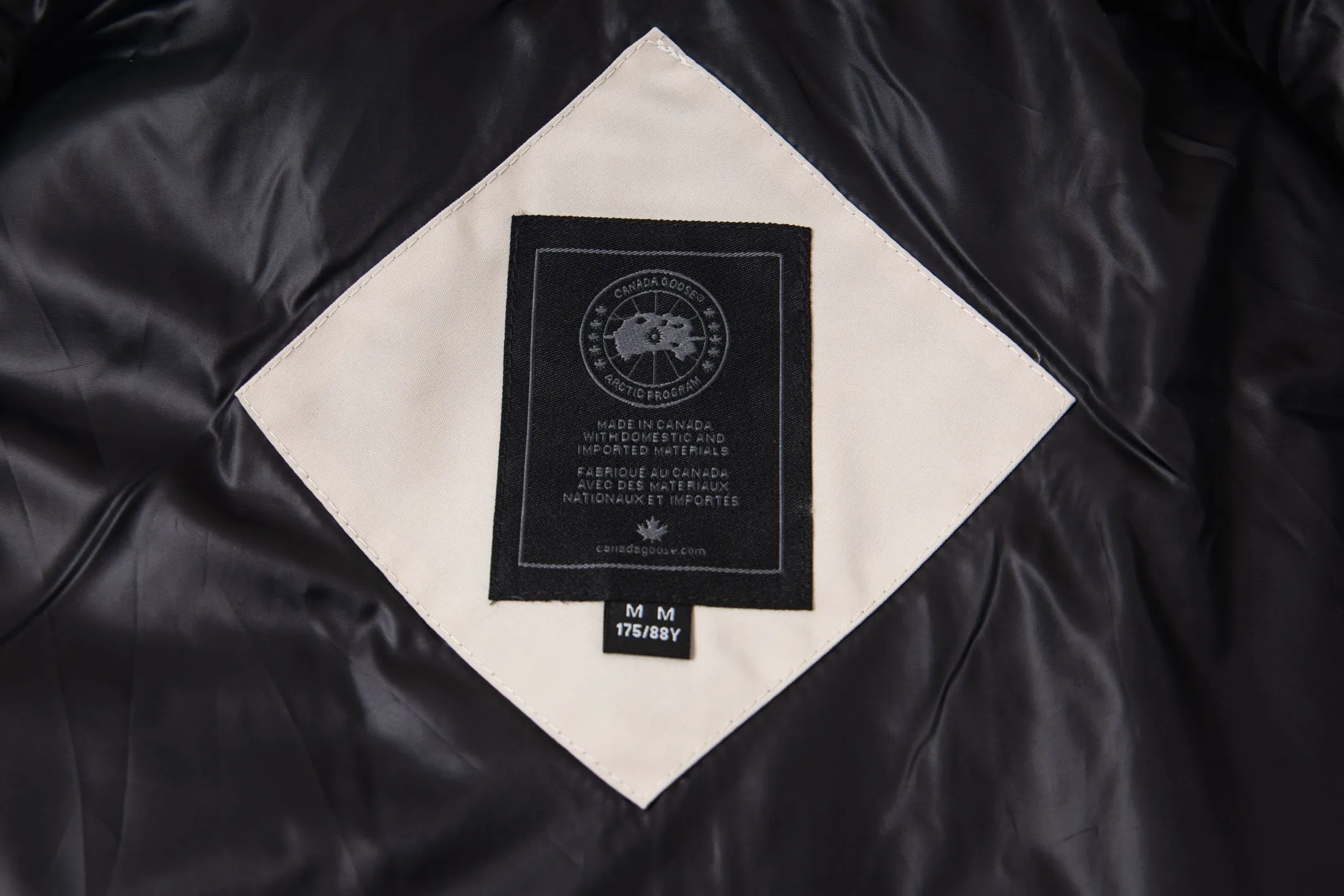 P360 Canada Goose/Canada Goose Black Label #Freestyle Crew 4151mb men's and women's vest down ➖ Imported Behringer embroidery machine customized 10,000-needle embroidery label! ➖ Imported 21-count polyester-cotton blended original fabric, using Feather-Light 10D waterproof coating fabric, made of 84.5% polyester fiber and 15.5% cotton, 100% the best feel in the entire network! ➖ The genuine official website uses the national standard 80 white duck down, and will never be misled by false claims such as 90 down or goose down! ➖ 100% nylon nylon lining with double double-layer sealing design to prevent velvet from running away. Top-grade polar fleece is used in the collar and pockets to keep warm and comfortable! ➖ Yoshida YKK provides original custom-made electroplated sliders. YKK two-way lockable zippers are tight and smooth and will not peel off paint! ➖ 3M composite original Velcro is durable, and all accessories and hardware are disassembled and customized! ⛔No slander, no exaggeration, no need for too much copywriting, because it is focused, it is professional!  SIZE: XS S M L XL XXL